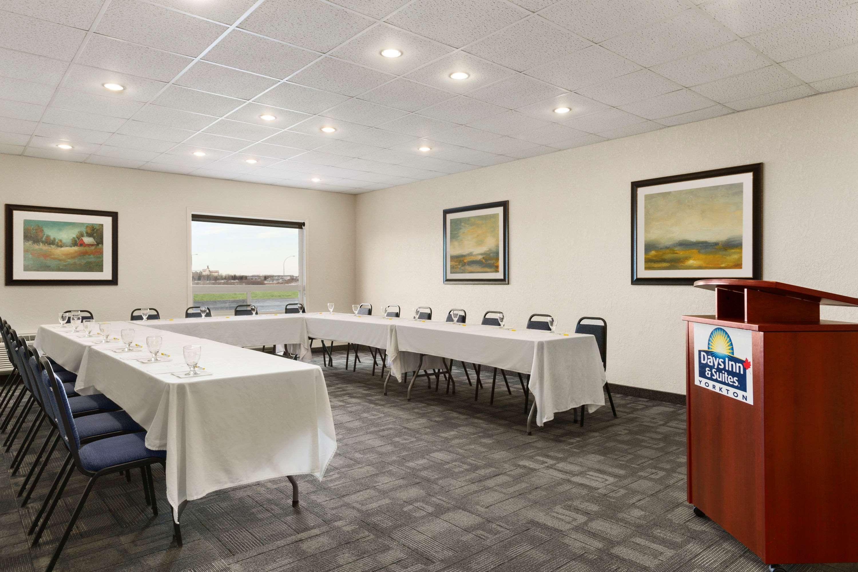 Days Inn & Suites By Wyndham Yorkton Exteriör bild