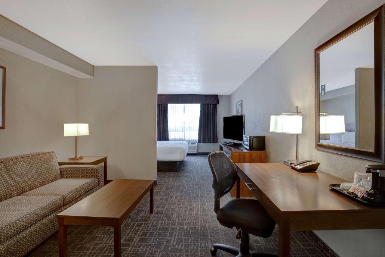 Days Inn & Suites By Wyndham Yorkton Exteriör bild