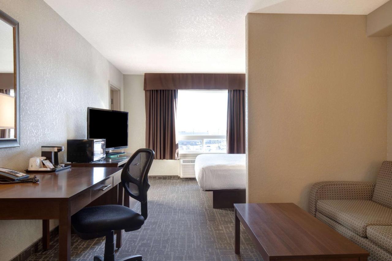 Days Inn & Suites By Wyndham Yorkton Exteriör bild